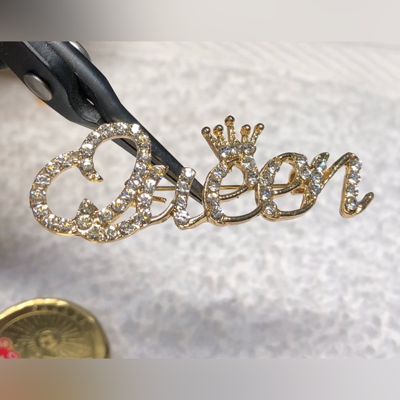 👑Pretty gold and rhinestone QUEEN brooch/pin - Picture 7 of 9
